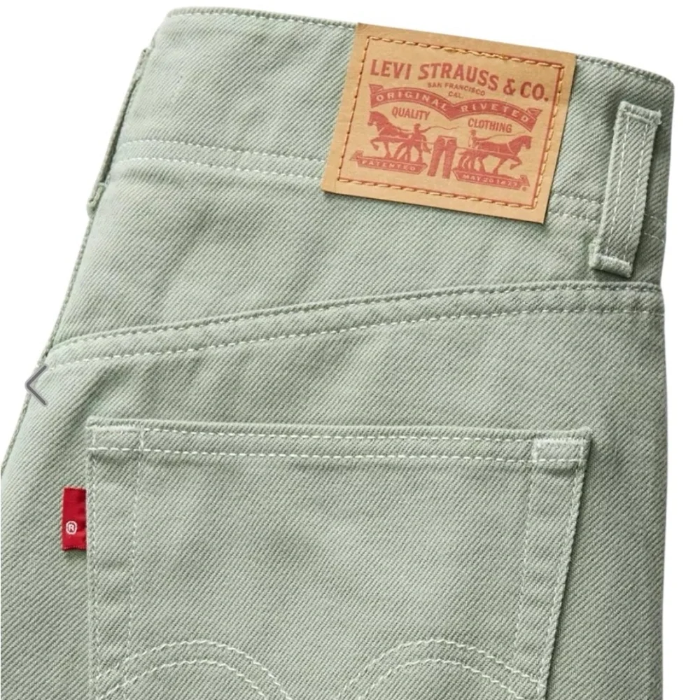 Levi’s HIGH-RISE MOM SHORTS Green Casual Shorts Size 30 - Picture 2 of 12
